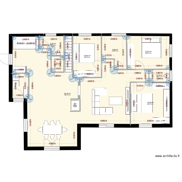 Maison. Plan de 8 pièces et 124 m2
