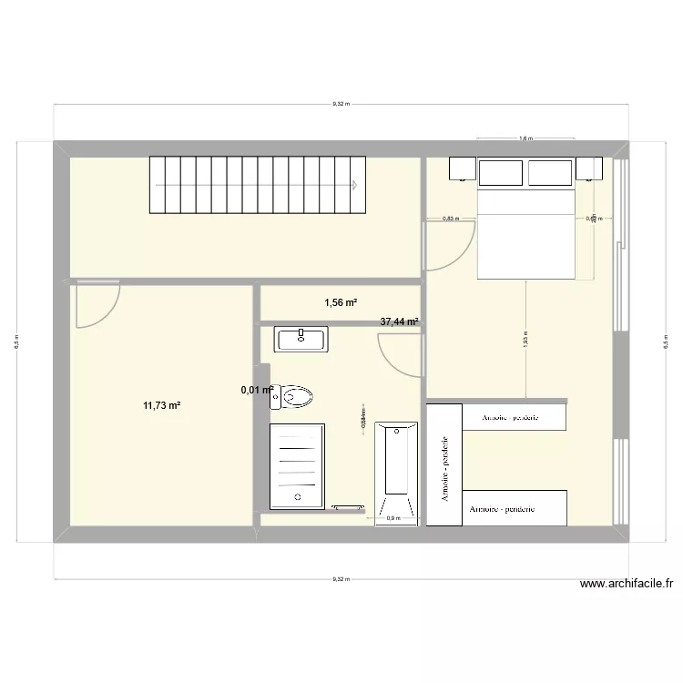Grande salle de bain et penderie. Plan de 5 pièces et 51 m²