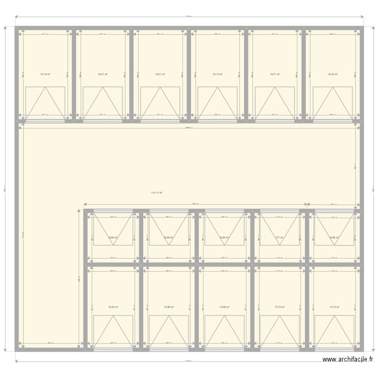 11 garages + 5 box. Plan de 17 pièces et 382 m2