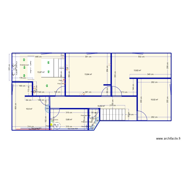 duplex. Plan de 8 pièces et 80 m2