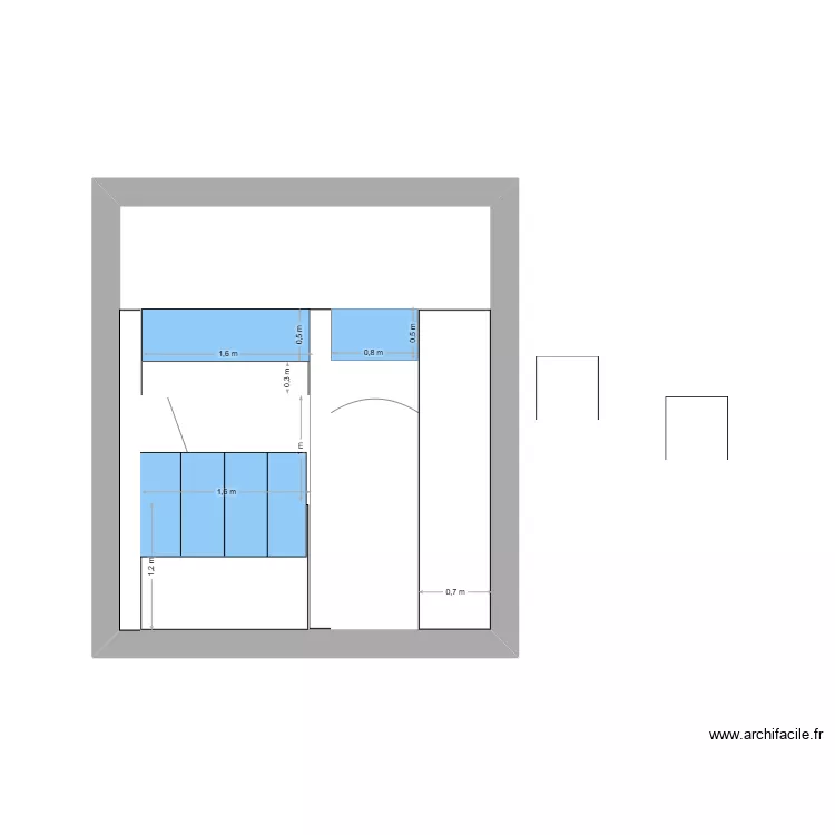 Vue mur cuisine avec double verrieres. Plan de 