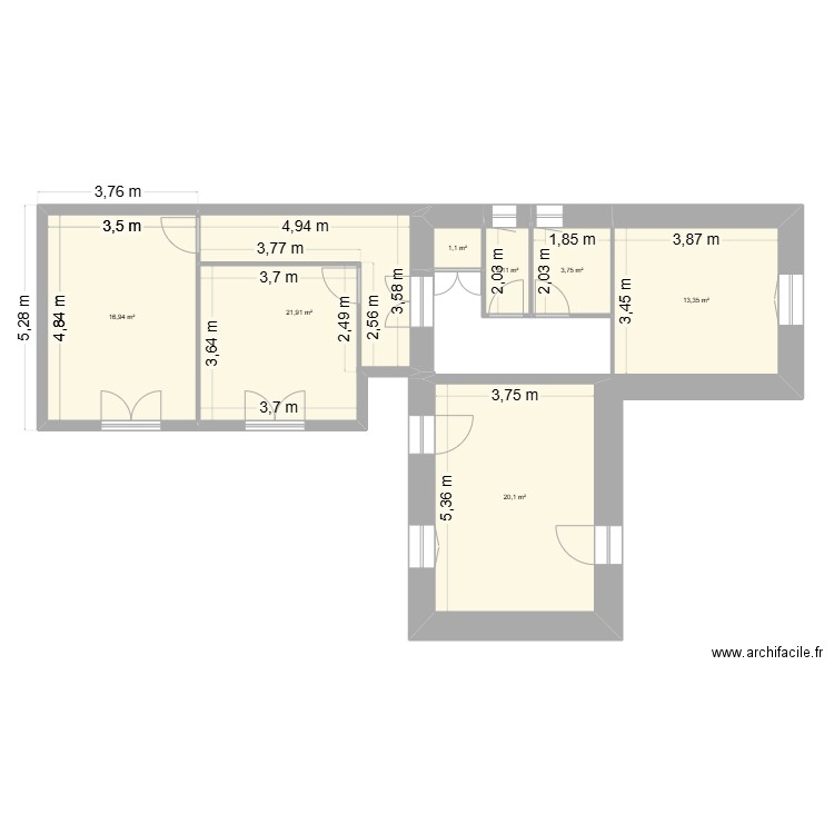 bonnes cotations. Plan de 7 pièces et 79 m2