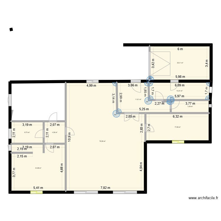 PLAIN PIED. Plan de 9 pièces et 176 m2