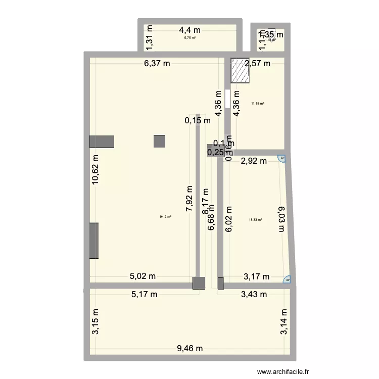 studio. Plan de 5 pièces et 131 m²