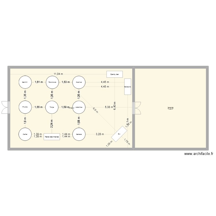 table ronde. Plan de 2 pièces et 202 m2
