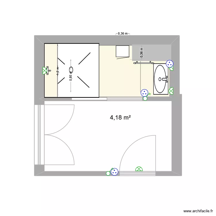 Petite cour - salle eau. Plan de 1  et 4 m²