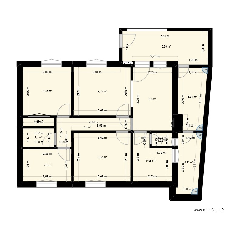 Maison Portugal. Plan de 13 pièces et 77 m2