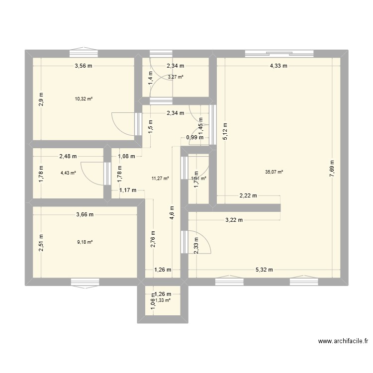 Maison. Plan de 8 pièces et 76 m2
