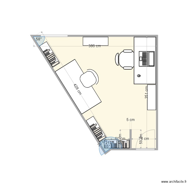Bizarre bureau. Plan de 1 pièce et 10 m2