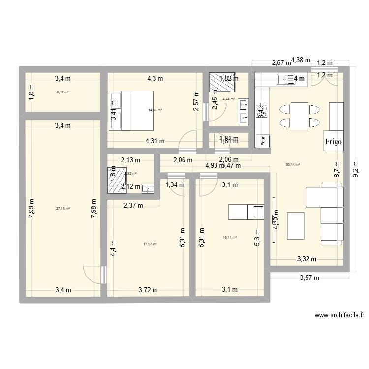 Maison. Plan de 9 pièces et 127 m2