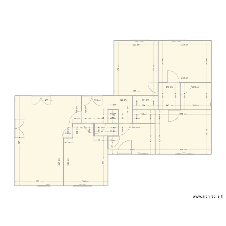 Rez de chaussé + étage. Plan de 12 pièces et 90 m2