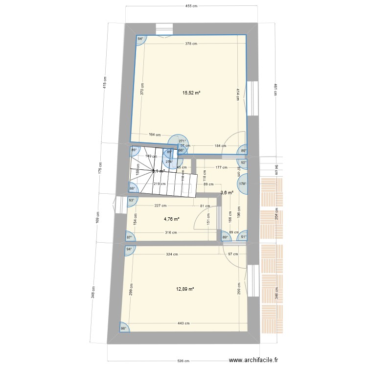 Naf plein sud escalier central. Plan de 10 pièces et 124 m2