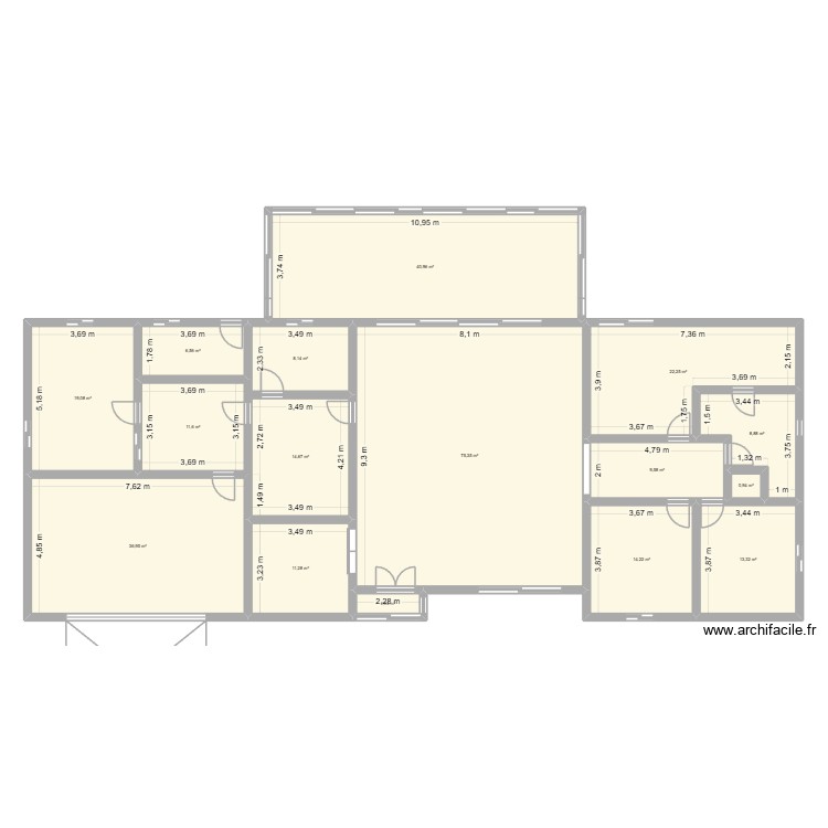 Garage actuel. Plan de 16 pièces et 295 m2