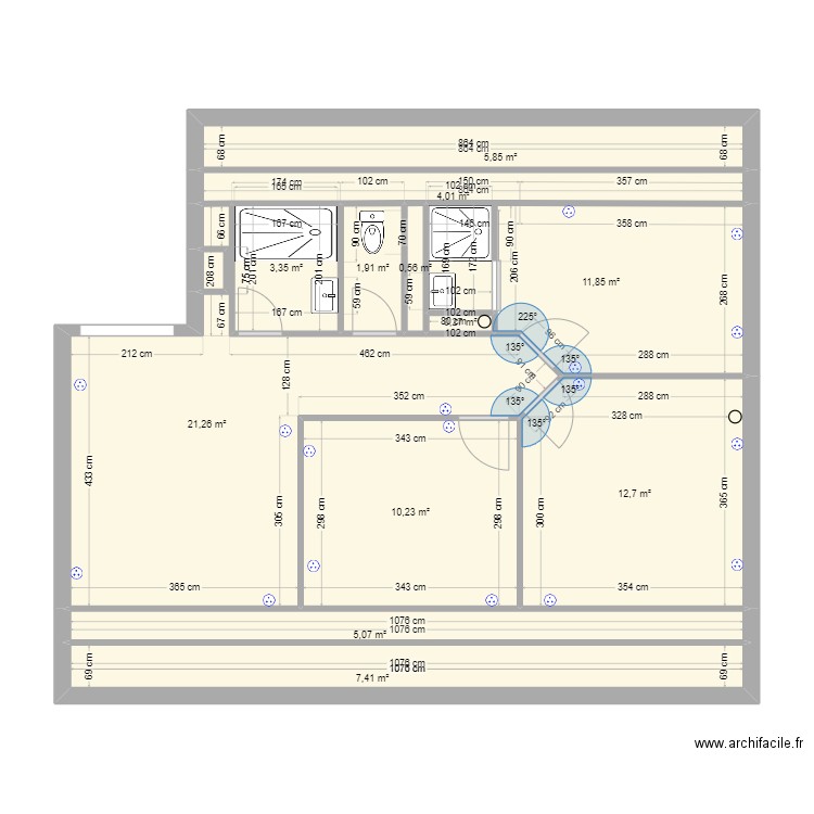 Roger Combles Famille. Plan de 13 pièces et 85 m2